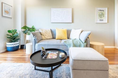 Light Resort Style Haven in Darling Harbour - Tap to explore photos