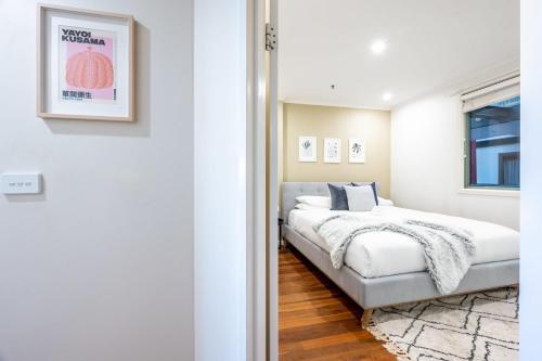 Light Resort Style Haven in Darling Harbour - Tap to explore photos