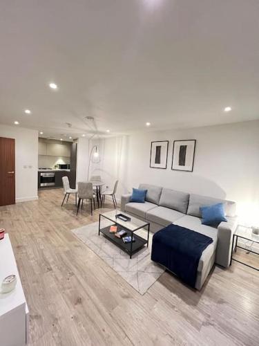 Modern comfortable 1-BR flat in heart of Stockwell - Tap to explore photos