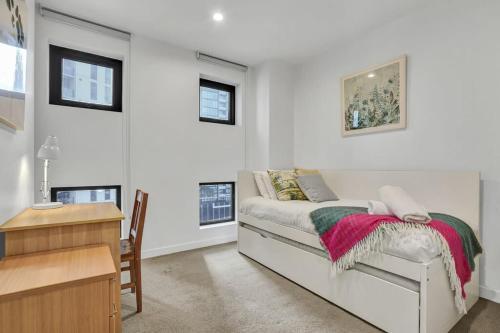 'Habitat' - Premium Southbank Apt with a View - Tap to explore photos