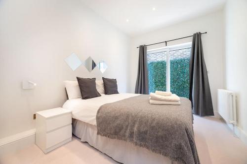 Bright 3BR Duplex in Fulham with Terrace - Tap to explore photos