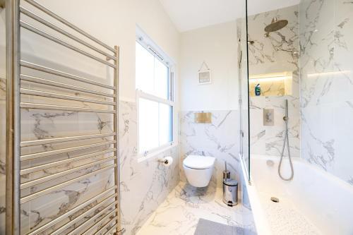 Private Terrace Fulham 3 Bed 2 Baths - Tap to explore photos