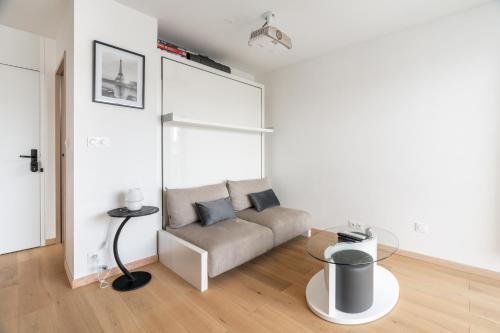 L'Auguste - Face RER B - Free Parking