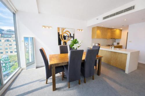 Spacious 2BR with Huge Balcony by Hyde Park CBD - Tap to explore photos