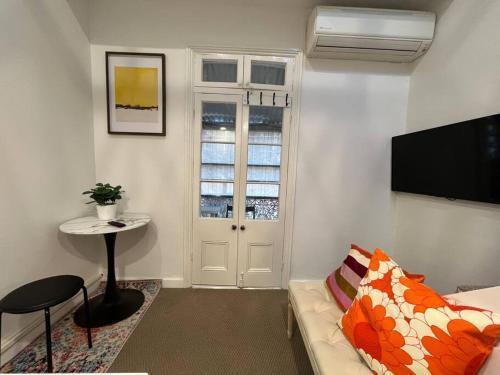 Loft Studio Retreat in Surry Hills - Tap to explore photos