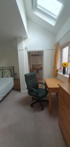 Merton House, fully serviced studio apartment - Tap to explore photos