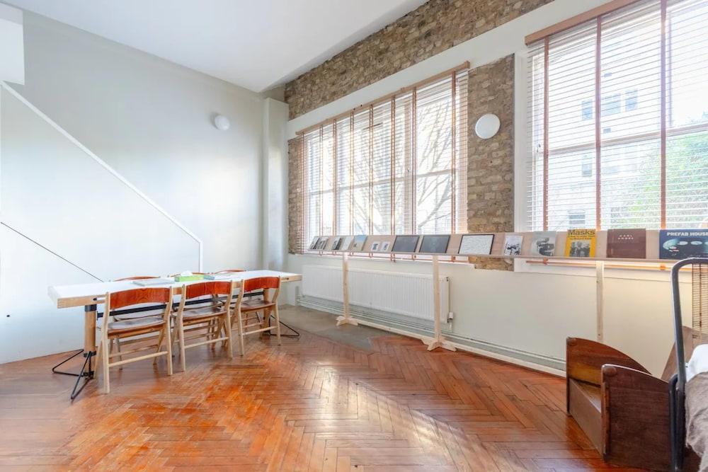 Tastefully Curated Mezzanine Studio Flat Hackney! - Tap to explore photos