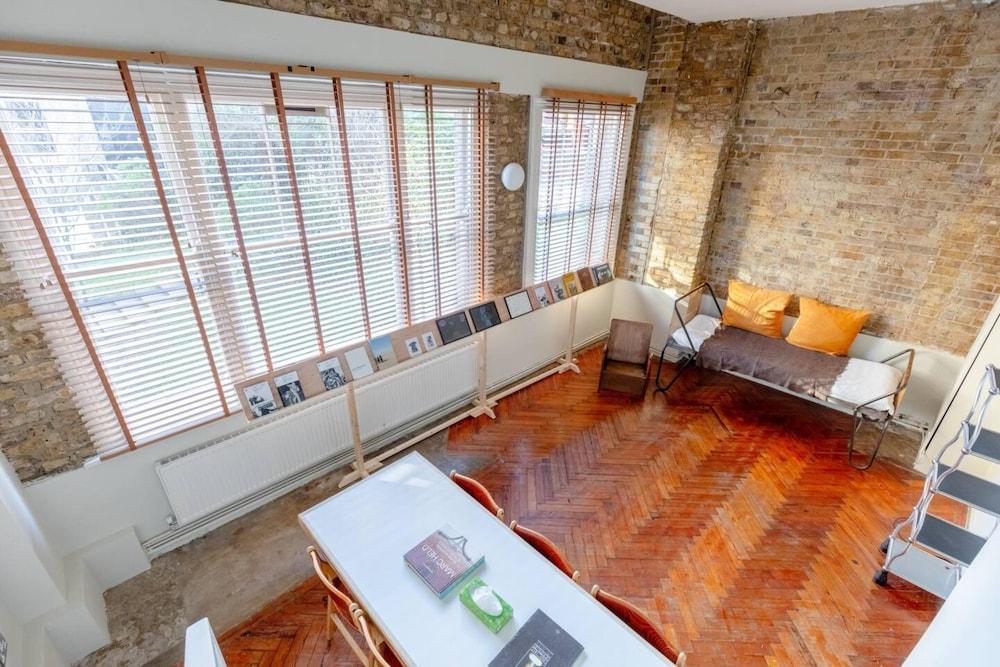 Tastefully Curated Mezzanine Studio Flat Hackney! - Tap to explore photos