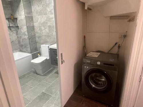 Heathrow Ground Floor Apartment with Garden & Parking - Tap to explore photos