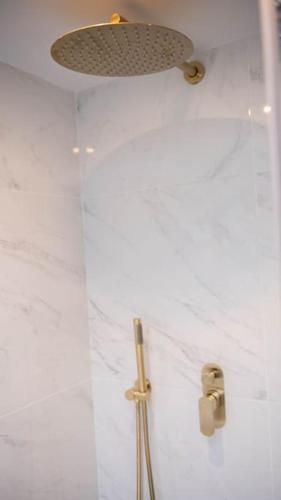 Stylish Skylight Room in a Luxury House - Tap to explore photos