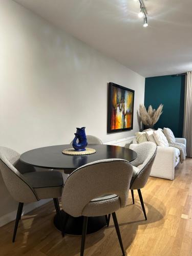 W9 Gem Stylish 2 Bed Flat - Tap to explore photos