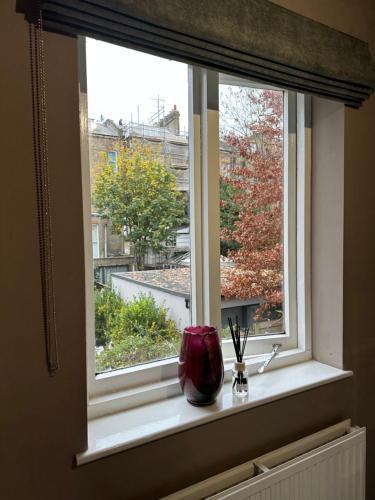 W9 Gem Stylish 2 Bed Flat - Tap to explore photos
