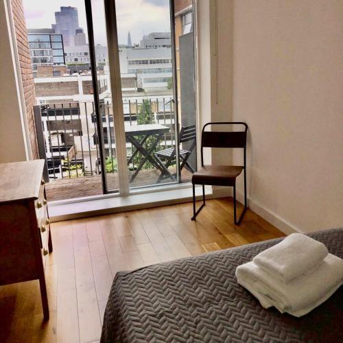 Split Level 3 Bedroom Top Floor Flat - Tap to explore photos