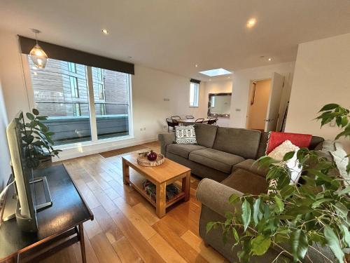 Split Level 3 Bedroom Top Floor Flat - Tap to explore photos