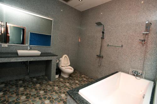 Koenig Hotel Pattaya Near Walking Street - Tap to explore photos