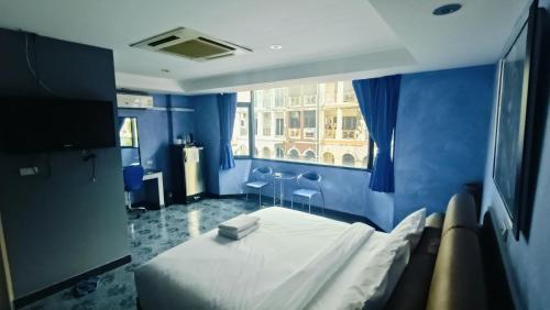 Koenig Hotel Pattaya Near Walking Street - Tap to explore photos