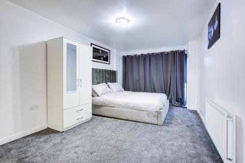 Newly furnished stunning 2 bedroom flat - Tap to explore photos