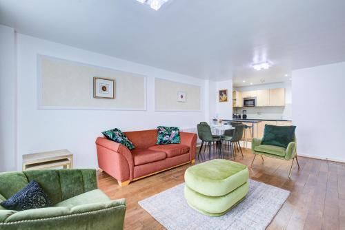 Newly furnished stunning 2 bedroom flat - Tap to explore photos