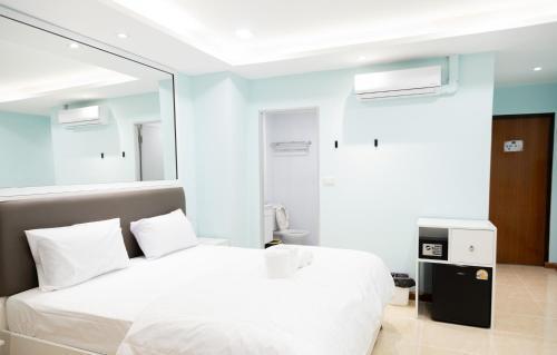 COZY STAY INN Room Type - Superior King Room