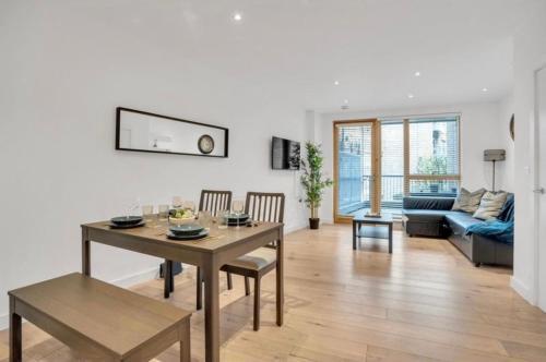 Outstanding 2 Bed London Zone 2 Near Central London - Tap to explore photos