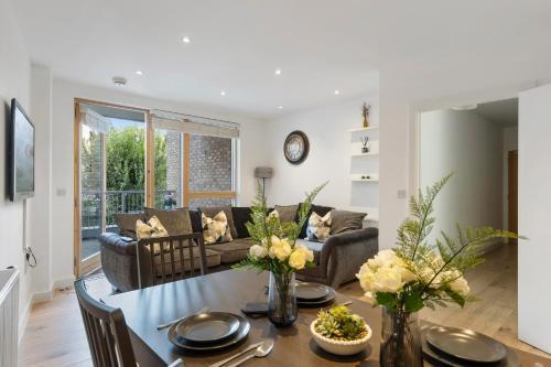 Outstanding 2 Bed London Zone 2 Near Central London - Tap to explore photos