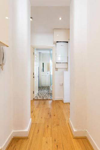Oxford Street Central London Cosy 1BD Flat - Tap to explore photos