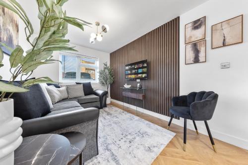 Modern 4BR House, Brentford,Pvt Garden,Parking - Tap to explore photos
