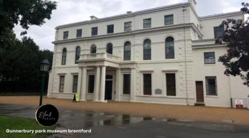 Modern 4BR House, Brentford,Pvt Garden,Parking - Tap to explore photos