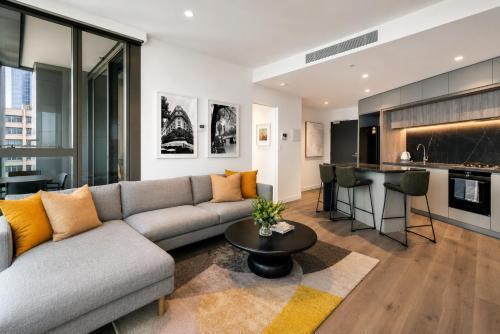CBD, Stylish, Heated Pool, Gym, Sauna, Steam, BBQ - Tap to explore photos