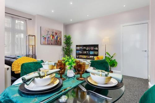 King-Size 2-Bed Flat in London, UK - Tap to explore photos
