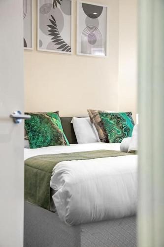 King-Size 2-Bed Flat in London, UK - Tap to explore photos