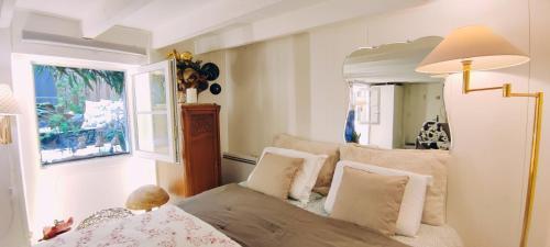 PARIS AUTHENTIC HOUSE, basement with Nice green courtyard