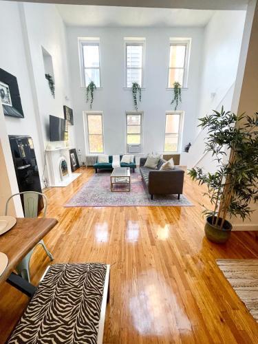Gorgeous Extra Spacious Duplex Penthouse - Tap to explore photos
