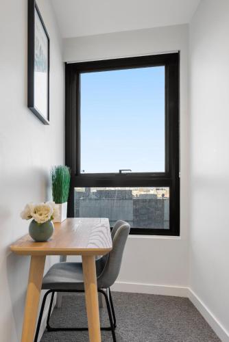 Free Parking & Wifi, Southbank Location, Pool, Gym - Tap to explore photos