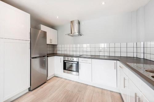 Contemporary Camden Apartment P2 - Tap to explore photos