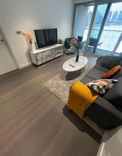 Luxury Apartment, 2 min walk to the 02 Arena - Tap to explore photos