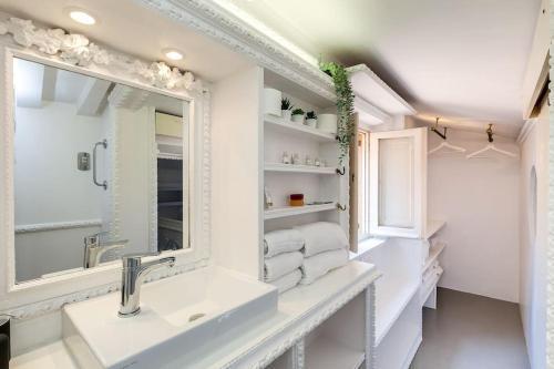 Condotti Loft Room Type - One-Bedroom Apartment Condotti Loft Room Type - One-Bedroom Apartment
