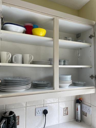 Dagenham Short-stay Delight - Tap to explore photos