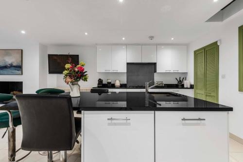 Elegant 3 bedroom house with garden and rooftop - Tap to explore photos