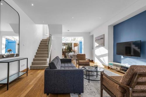 Elegant 3 bedroom house with garden and rooftop - Tap to explore photos