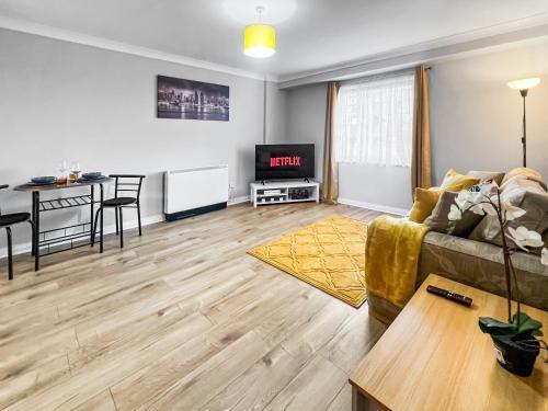 Stylish Apartment Near Heathrow, Skyline Views - Tap to explore photos