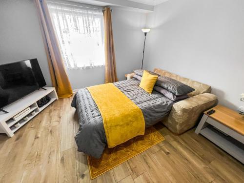 Stylish Apartment Near Heathrow, Skyline Views - Tap to explore photos