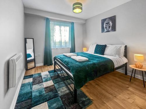 Stylish Apartment Near Heathrow, Skyline Views - Tap to explore photos
