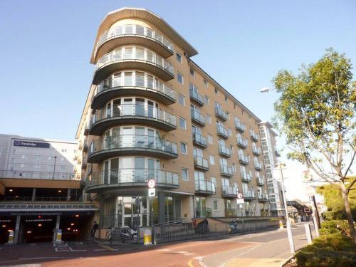 Stylish Apartment Near Heathrow, Skyline Views