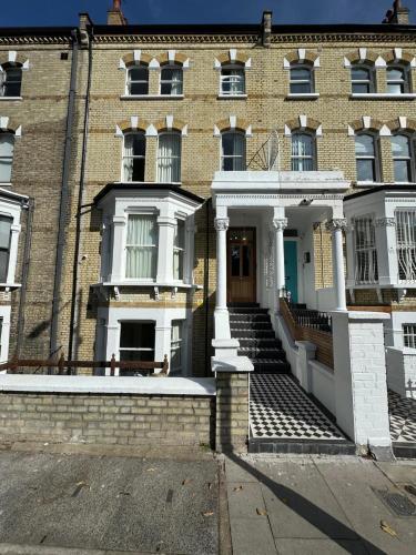 Charming London Apartment with Garden views - Tap to explore photos