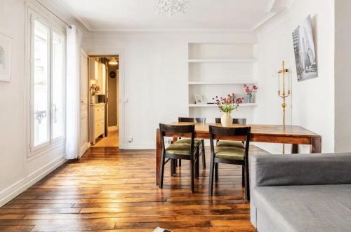 Spacious bright apartment in Montmartre Paris - Tap to explore photos
