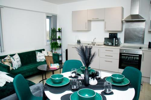 Modern 2 Bed Flat by Heathrow Airport, Free Parking - Tap to explore photos