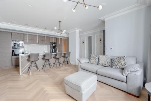 Beautifully Refurbished 2BD Flat - Earl's Court! - Tap to explore photos