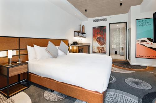 Hoteloco Room Type - King Room with Roll-In Shower - Disability Access Hoteloco Room Type - King Room with Roll-In Shower - Disability Access