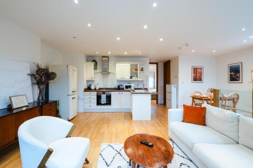 Stylish Apartment with Terrace near Hyde Park - Tap to explore photos